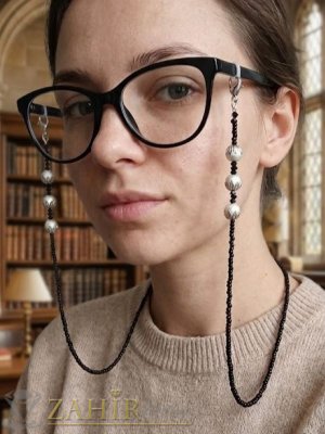  Елегантна синджирче-верижка за очила, изработена от черни стъклени мъниста 3 мм с три ефектни, релефни сребристи детайла от всяка страна, дълга 74 см - N1734